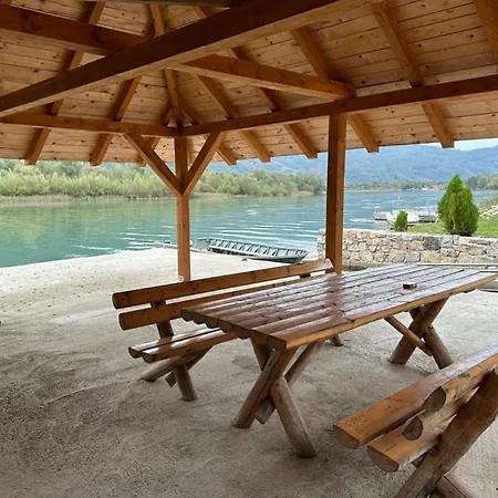 Vikendica Peric Zelinje Сasa de vacaciones Drinjaca